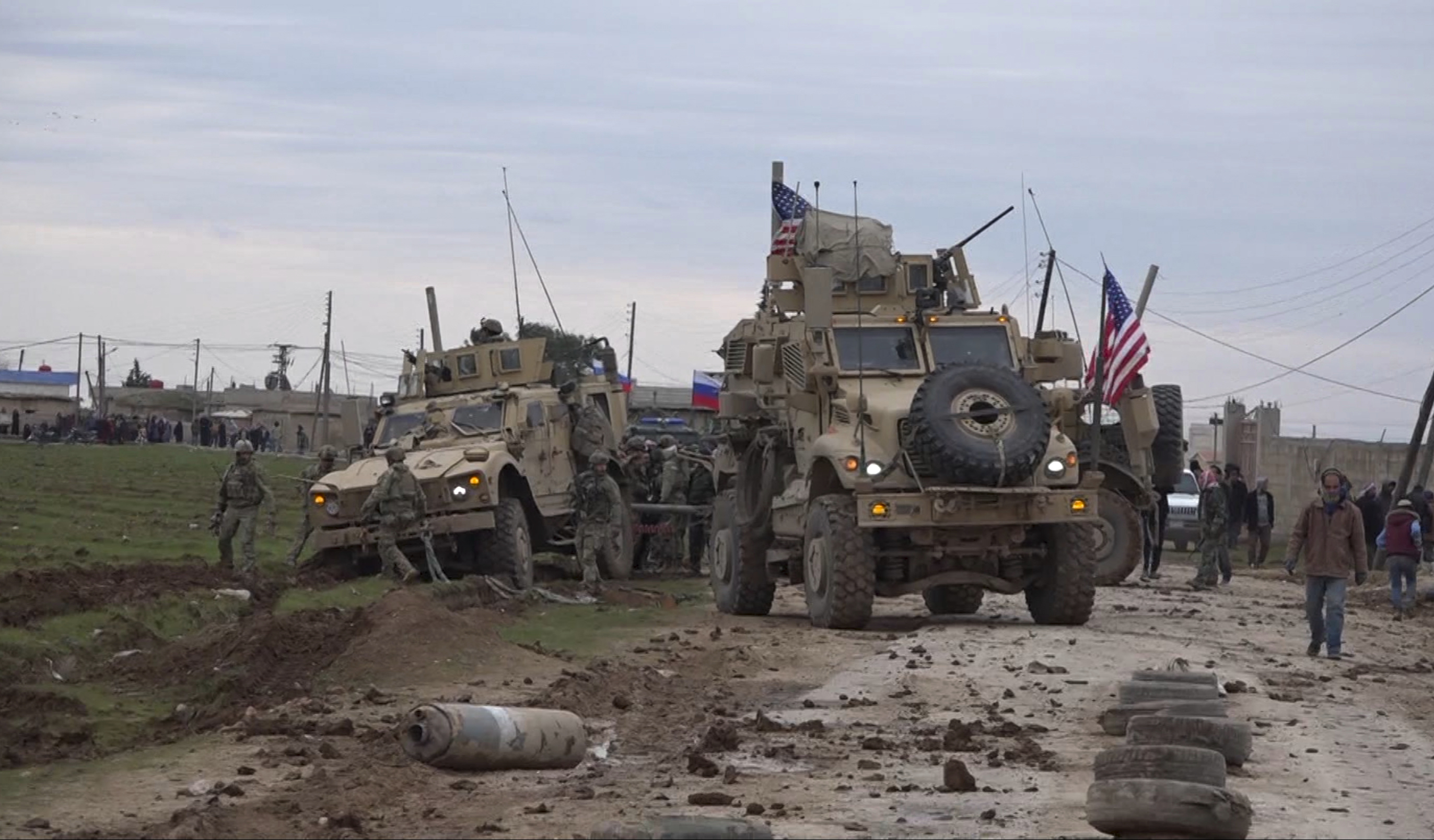 Нападение на армию. Российские военные в Сирии 2021 США. Военный конвой США. Армия Сирии БТР-152. Военная база США В Сирии.