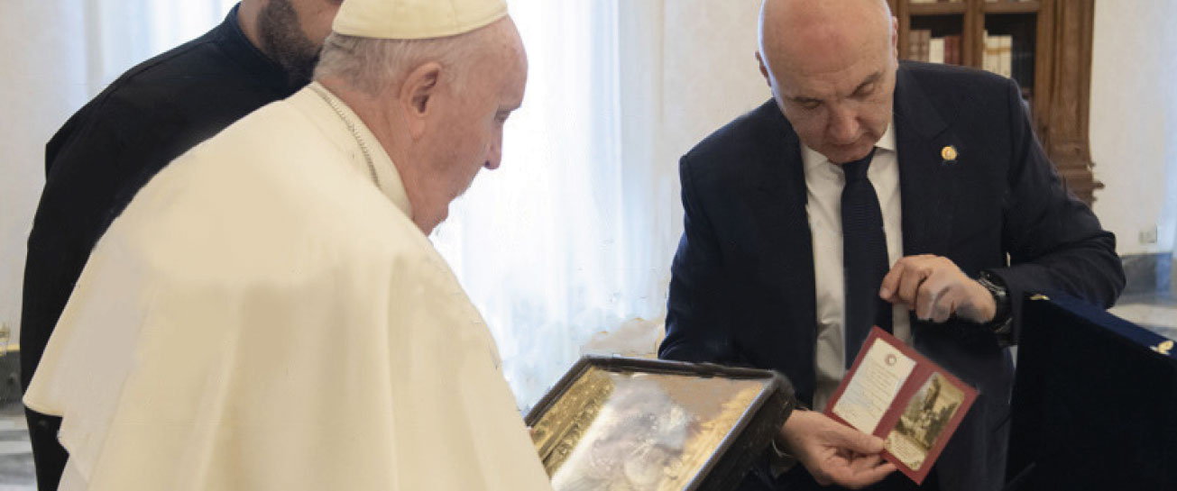 Pope Honors Syrian Red Crescent Chief Supporting Assad