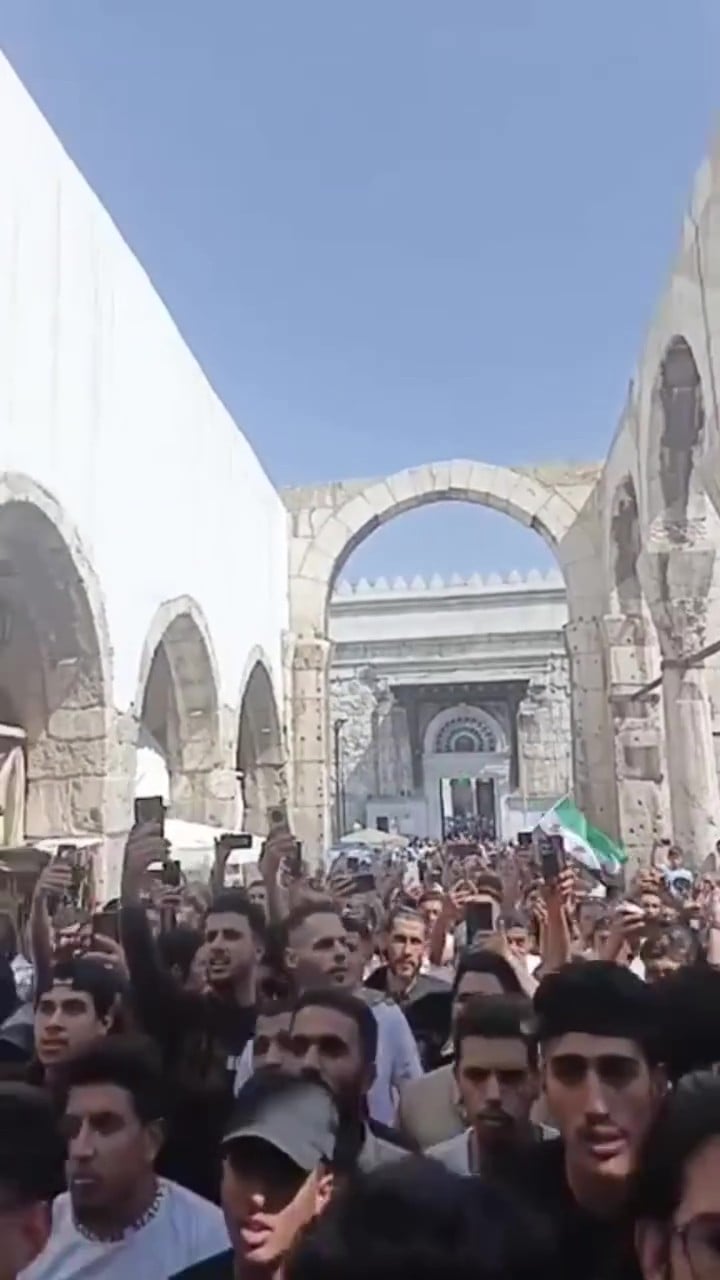 Footage shared on platforms such as X and Instagram captured a small protest outside the Umayyad Mosque, where participants voiced criticism of Egypt’s position on the Rafah border crossing and its handling of aid to Gaza.